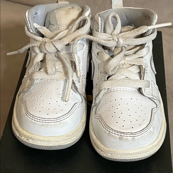 Used Air Jordan 1s - Picture 2 of 4